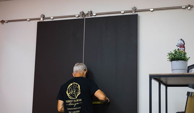 A peek behind-the-scenes of this recent barn door installation for Two Stories Media 👀⠀
.⠀
.⠀
.⠀
#villageofthearts #barndoors #barndoor #modernbarndoor #moderndesign #moderninteriordesign #woodwork #handmade #customtable  #oneofakind #interiordesign