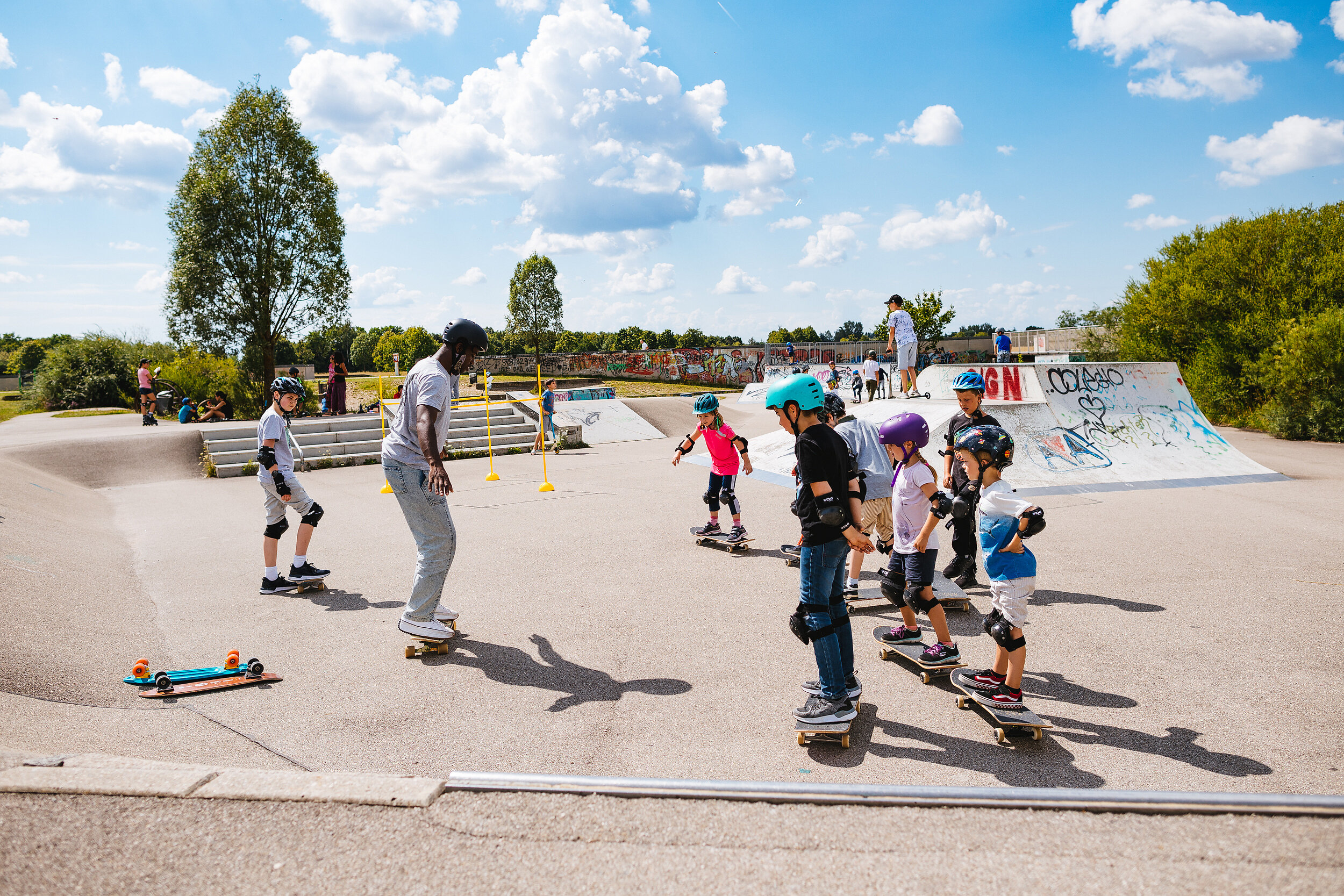 Skateboardshop in München ein Anfänger Skateboard kaufen. Skateboard Kurs TomCatSkate.com Skateboard Kurs fahren lernen Skateboardschule München_TomCat_Skatekurs_Skatepark_München_Riem200725_TomCat_02.jpg