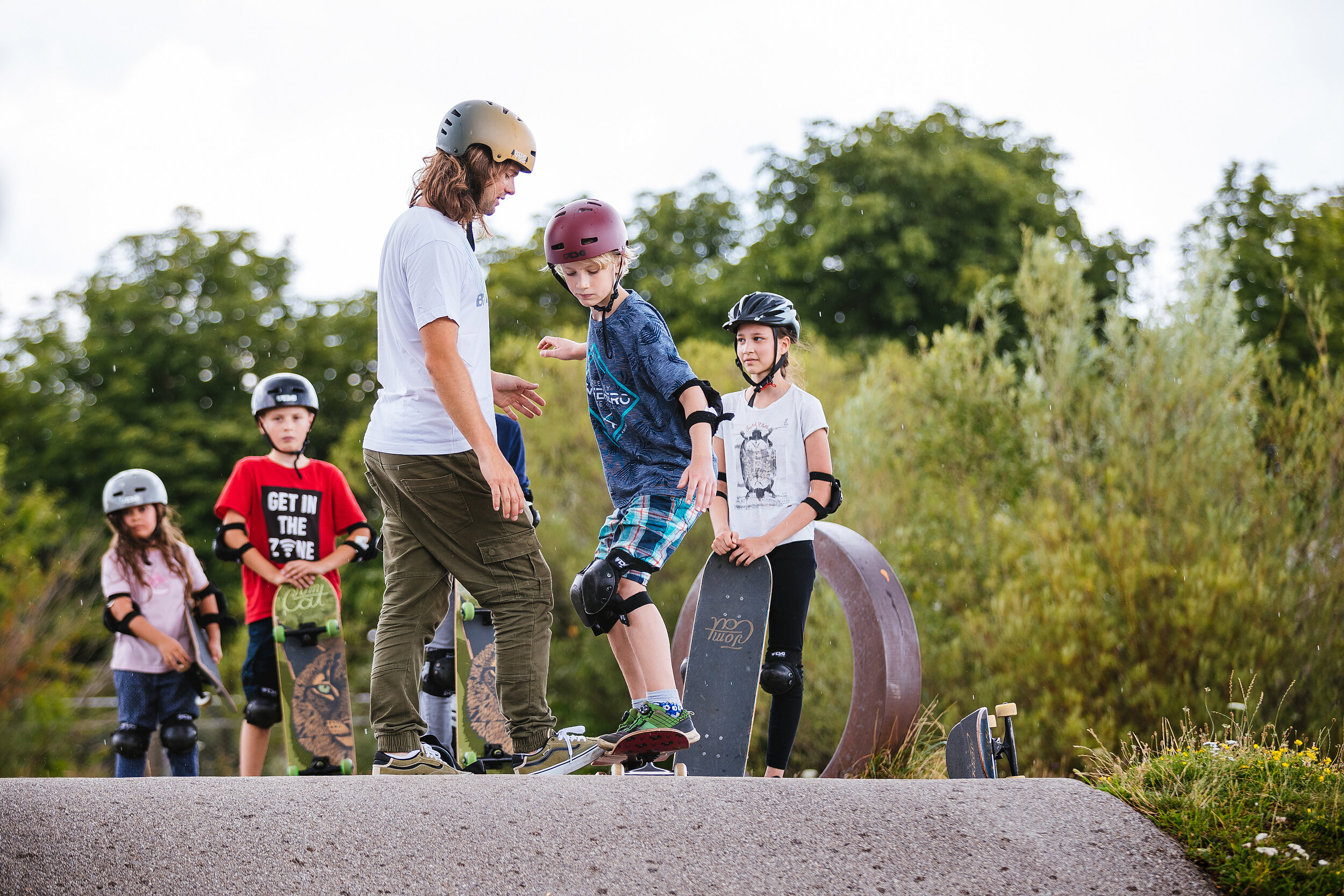 Skateboardshop in München ein Anfänger Skateboard kaufen. Skateboard Kurs TomCatSkate.com Skateboard Kurs fahren lernen Skateboardschule München_TomCat_Skatekurs_Skatepark_München_Riem200725_TomCat_12.jpg