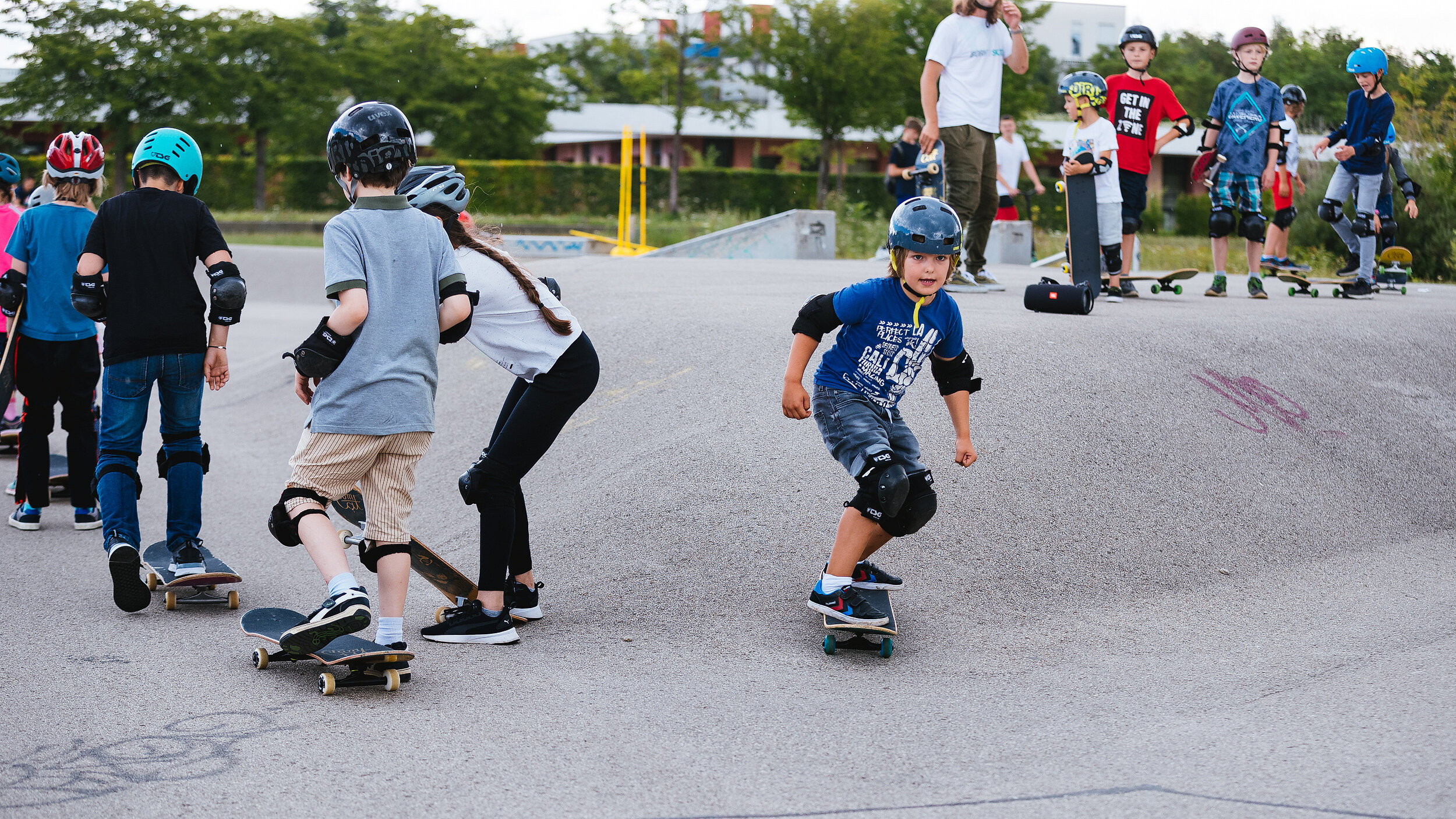 Skateboardshop in München ein Anfänger Skateboard kaufen. Skateboard Kurs TomCatSkate.com Skateboard Kurs fahren lernen Skateboardschule München_TomCat_Skatekurs_Skatepark_München_Riem200725_TomCat_16.jpg