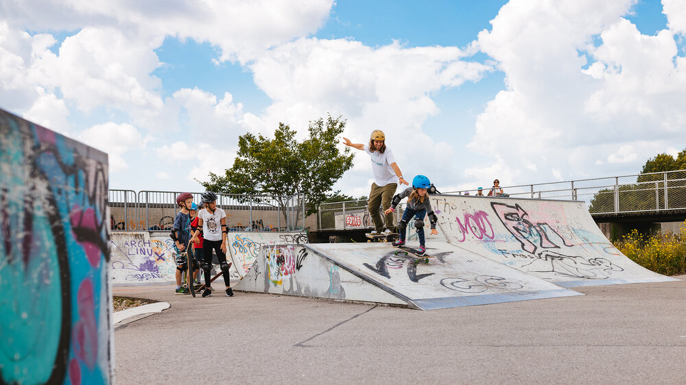 Skatepark München Riem Skatepark RiemSkateboardshop_in_München_ein_Anfänger_Skateboard_kaufen._Skateboard_Kurs_TomCatSkate.com_Skateboard_Kurs_fahren_lernen_Skateboardschule_München_TomCat_Skatekurs_Skatepark_München_Riem200725_TomCat_03.jpg