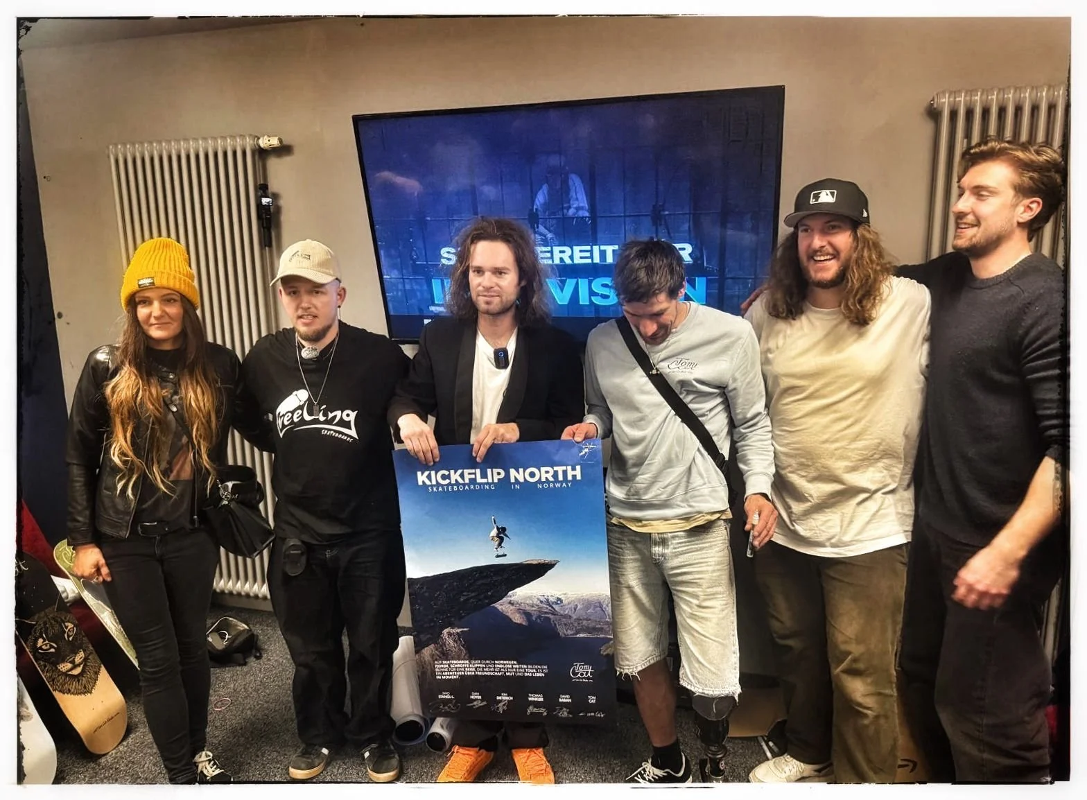 Kickflip North Crew poster signiert von TomCat, Iwo Leksander Stangl, Kim Dieterich, Thomas Winkler, Dan Hoyer, David Baban gruppenbild.JPG