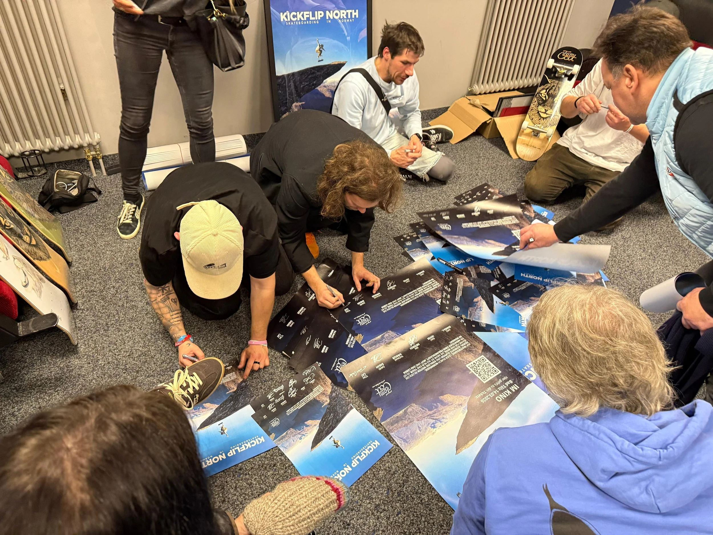 Kickflip North Crew poster signiert von TomCat, Iwo Leksander Stangl, Kim Dieterich, Thomas Winkler, Dan Hoyer, David Baban unterschrieben.JPG