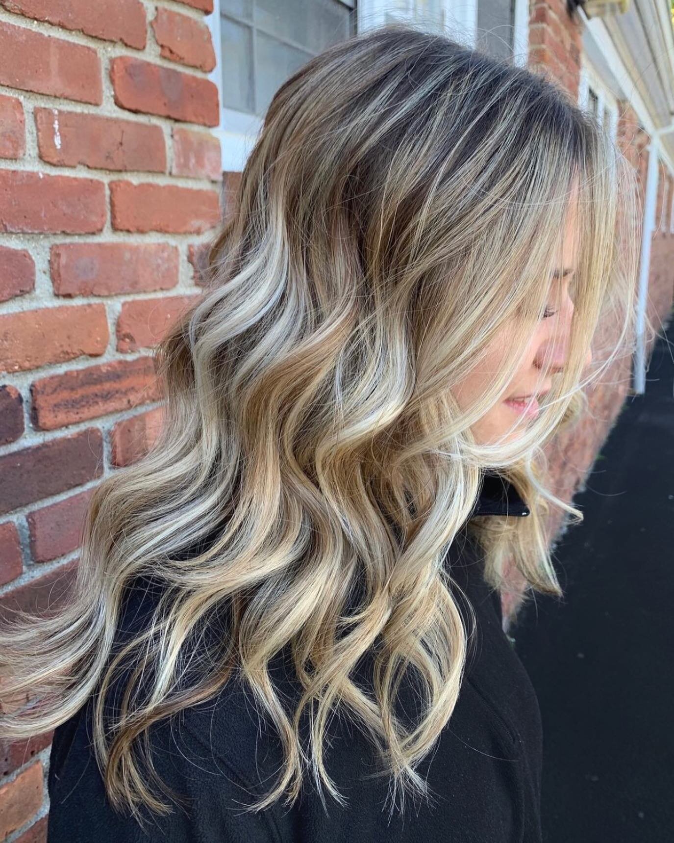 Dear summer time blondes... 
we miss you A LOT right now 

Color - Leah 
Cut + Style - Brielle 

#imissyousummer #blonde #livedinblonde #hairbrained #mastersofbalayage #balayage #crafthairdresser #goldwell #beautycoach #blondebalayage #eastsetauketsa