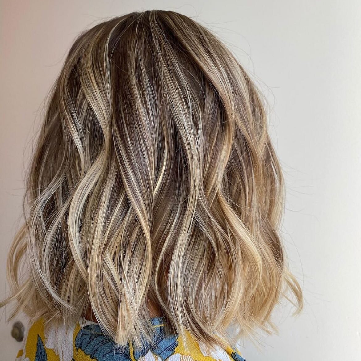 Springing forward ⏭ to some longer days + brighter manes 🌼

Color - Leah 
Cut - Lenny

#finalehair #blondehair #springahead #randco #beautycoach #blonde #livedinhair #lob #hairbrained #crafthairdresser #beachwaves #iamgoldwell #goldwell #eastsetauke