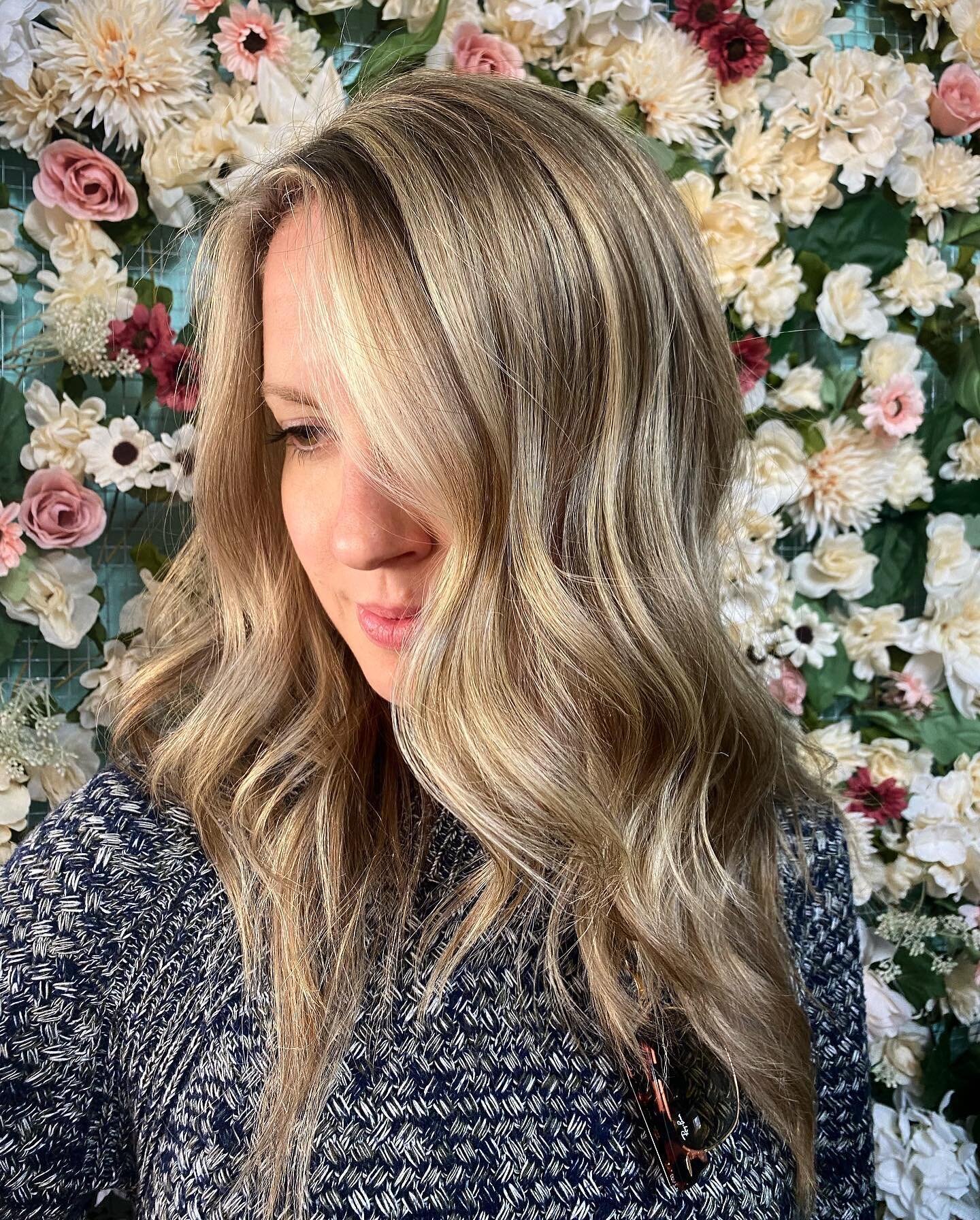 You can find this look under the definition of sunshine ☀️ 
Artist: @haylienhair 
.
.
.

#thewaywardparlor #southsideatlhair #atlhaircolor #westendbestendatl #atlhairwitch #haylienhair #teamwaywardparlor #atlhaircolorist #atlhairmagic #southsideatlha
