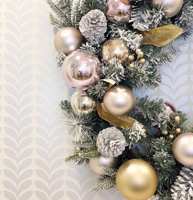 Wallpaper Wednesday with a side of holiday decor 💕 Had so much fun helping @inbloomhealthnh with their holiday decor.
. 
#livewellinteriors #interiordesigner #holidaydecor #prettyinpink #wallpaper #holidaywreath #nevertokearly #accessories #healthan