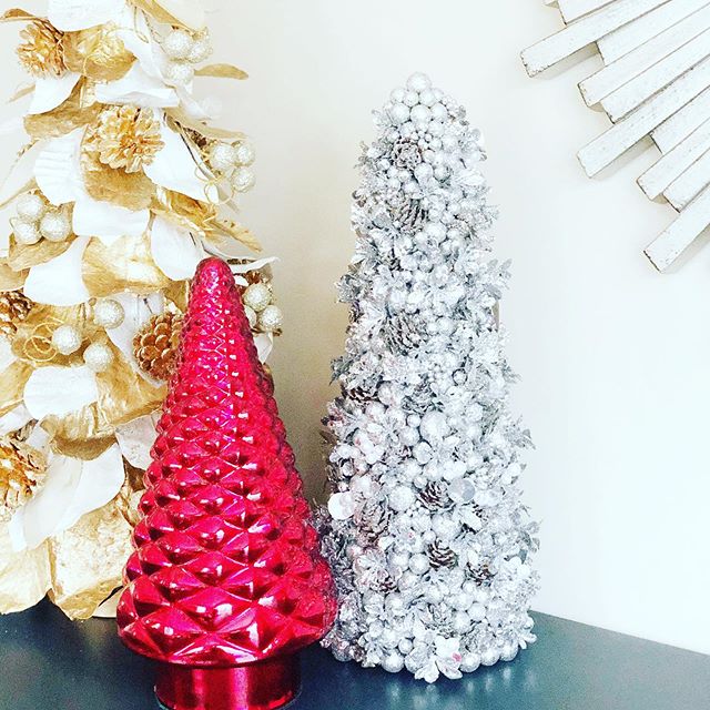 All the holiday decor this month! 🤶🏻 #livewellinteriors #holidaydecor #falalalalala #redandgold #shimmerandshine #glittereverywhere