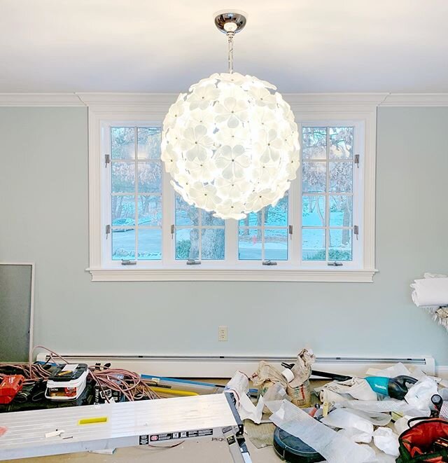 When the lighting takes center stage 😍 #livewellinteriors #statementpiece #lighting #muranoglass #diningroom #interiordesign #custominteriors