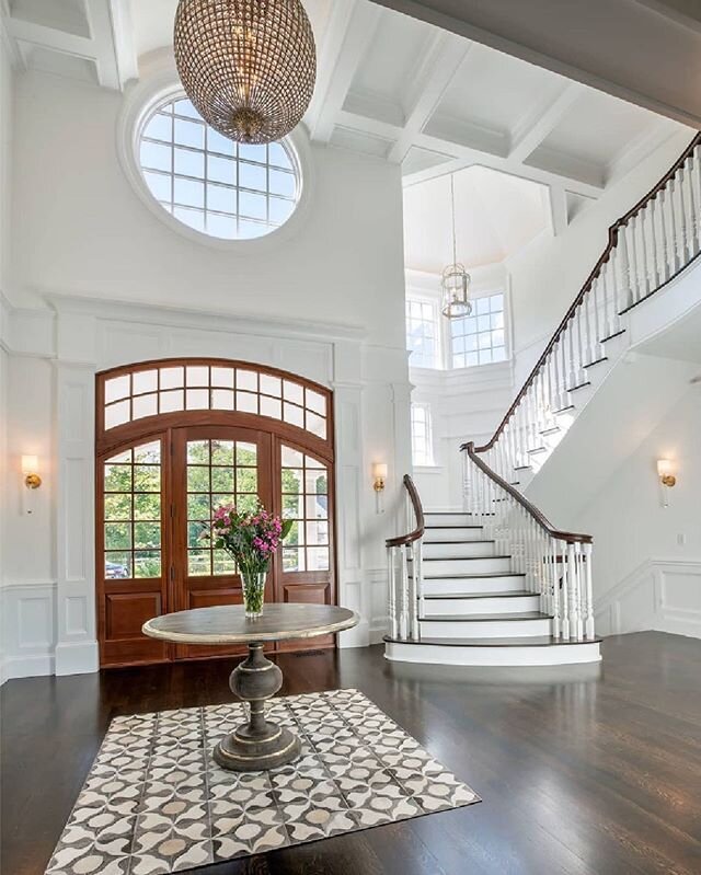 Nothing says welcome home like a double story foyer 😍
.
Repost from @sanfordcustom
&bull;
A statement-making grand foyer is a hallmark of our company.
​Featured in BOSTON DESIGN GUIDE.
​Interior design: Live Well Interiors + Design
​Photography: War