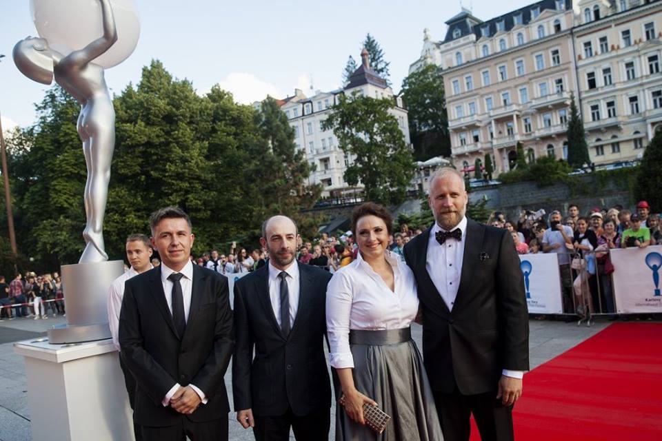 Na červenom koberci (zľava): Michal Novinski (hudba) s hercami Csongorom Kassaiom, Zuzanou Mauréry a Petrom Bebjakom. Foto: Karlovy Vary International Film Festival