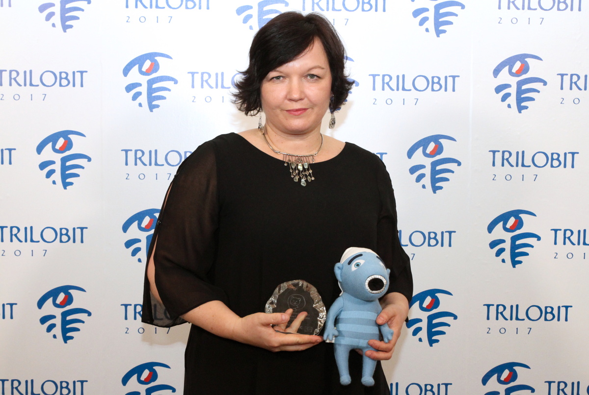 Galina Miklínová v rukách s Cenou detskej poroty - Berounský medvídek a lichožrútom Chichúnikom. Foto: (c) 2017 FITES, http://cenytrilobit.cz