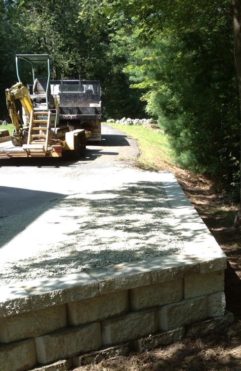 Concrete block retaining wall