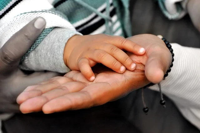 hands-72570_640.jpg