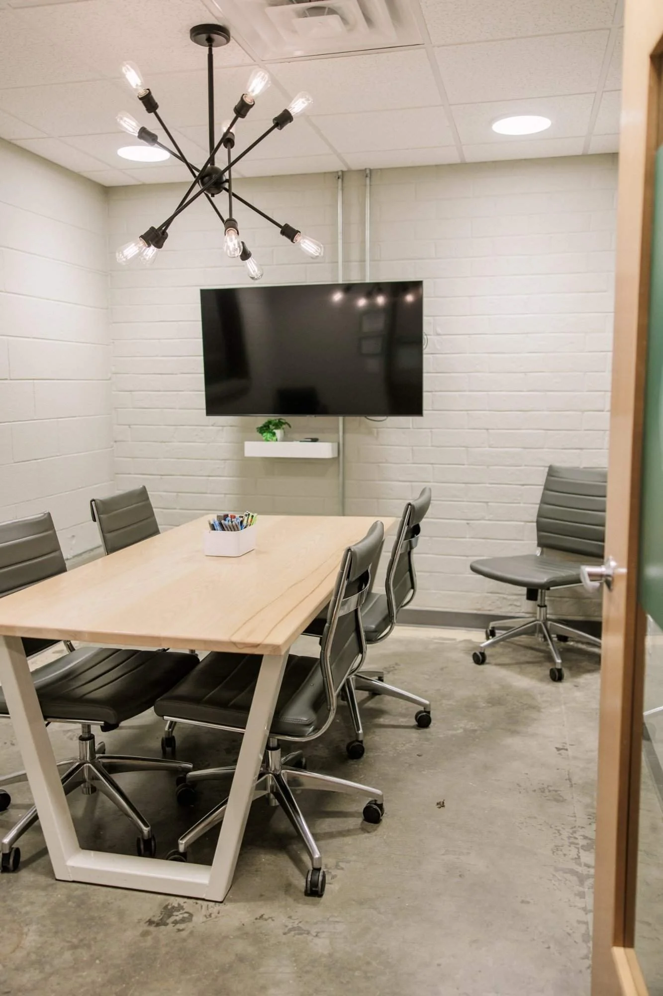 beryl-2025-meeting-room-ridge-table-tv-wide.jpg