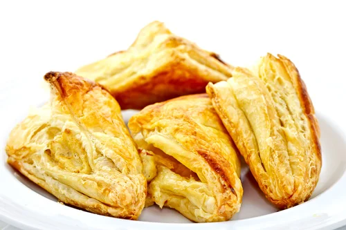 Feta Cheese Pie INGREDIENTS: Wheat flour, Water, Vegetable oils and vegetable fats, Sunflower Oil, Salt, Sugar, Whey cheese 11%, Feta cheese 6%, Semolina, Powder milk