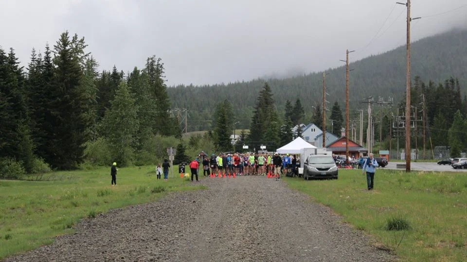 Start line: low clouds and anxious runners, ready to roll.