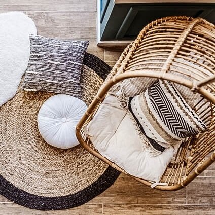 These hanging chairs are worth falling love with.  Every time I see one it looks like the perfect place to read a book and drink tea for an hour. ⁠
⁠
But... I don't have a great place to hang one inside and the winds that sweep through this yard woul