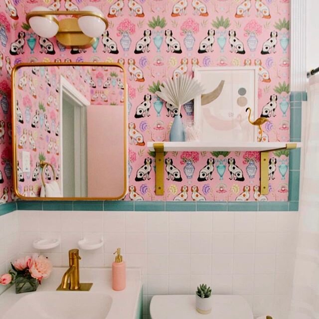 @athomewithashley knows how to make our gold brackets shine! ⭐️ Click the #linkinbio to see her full house tour! .
.
.
#cratesandpallet #athomewithashley #bathroomreno #wallpaper #openshelving #openshelvesdecor #openshelves