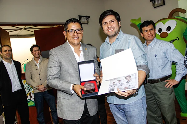 El alcalde de la Municipalidad del distrito de Los Olivos, al norte de Lima, fue buena onda al ofrecernos sus recursos para desplegar la incubadora de Lima Norte. Uno de sus recursos más divertidos es un muñequito de olivo!