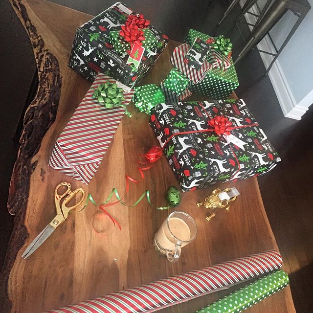 I have an absolutely love for gift wrap and the best part about waiting until the last minute to finish Christmas wrapping is @homesensecanada had 30% off. And yes that coffee has lots of Bailey's in it because well that's a necessity π¬
#rimpalism #targetstyle #mebyrimpal #mystructubestyle