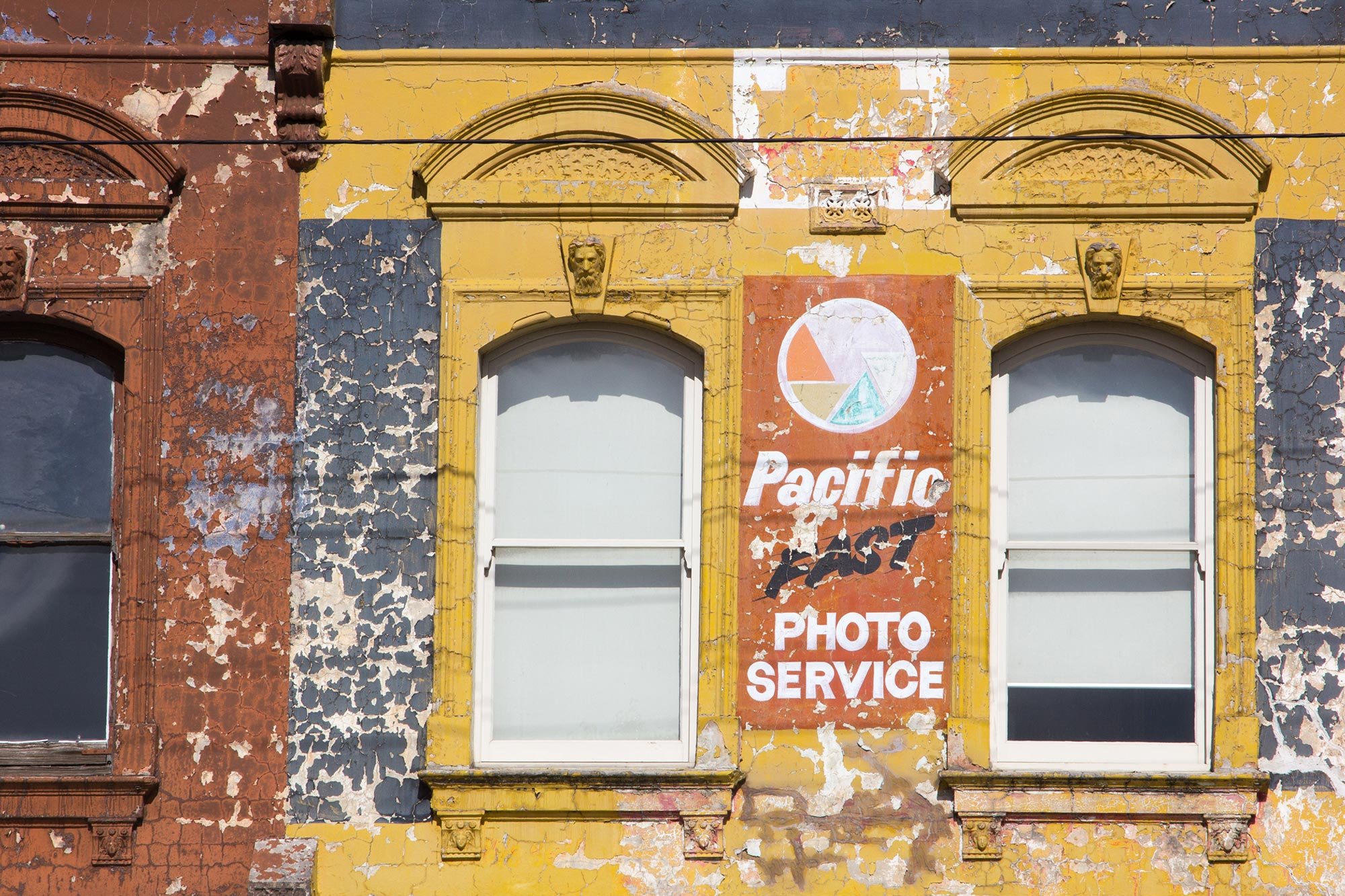 lesleybourne_ghostsign_photoservice.jpg