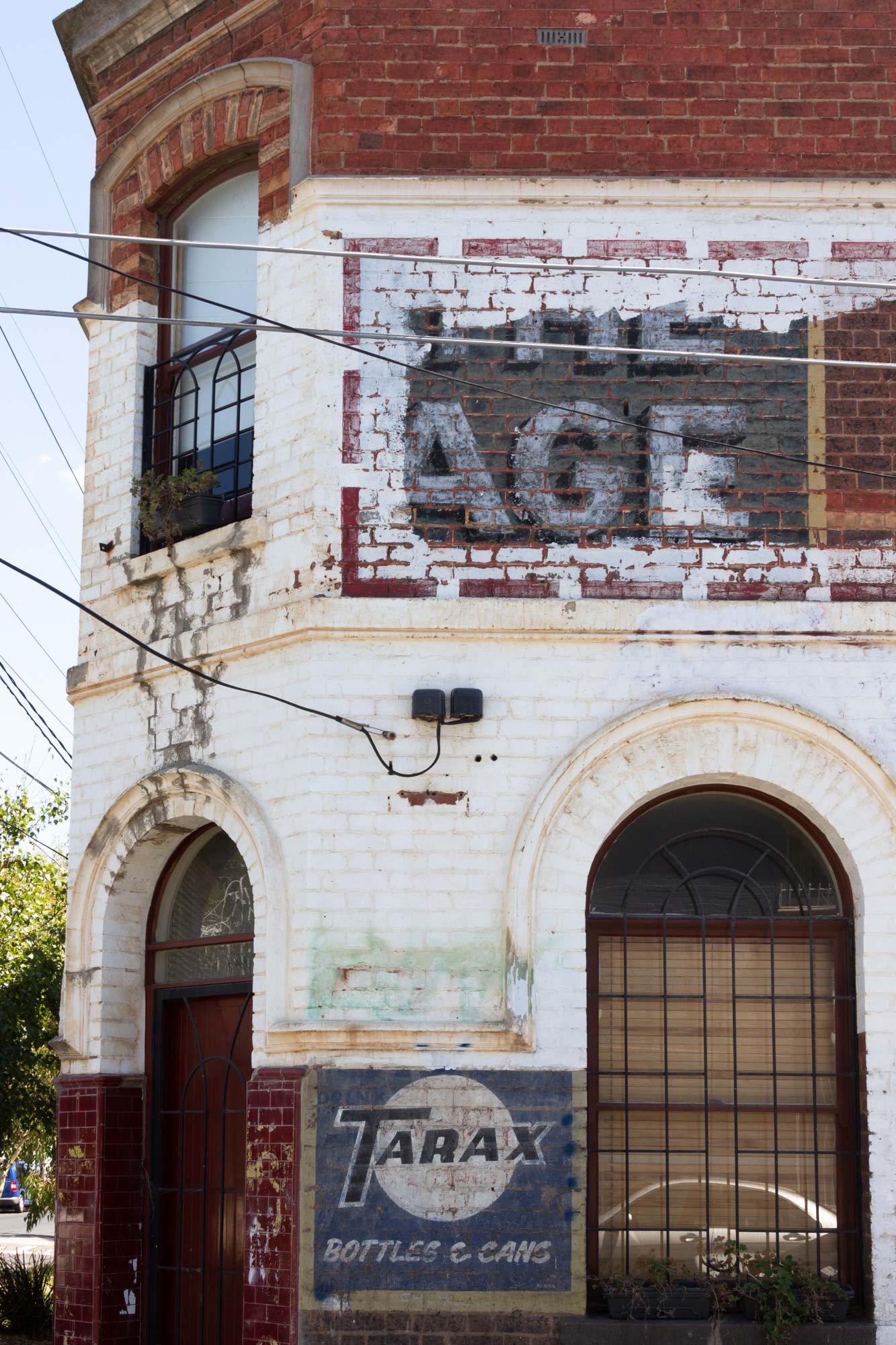 lesleybourne_ghostsign_theage.jpg