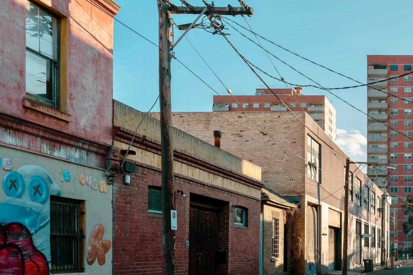 Morning light over Fitzroy &mdash; bricks, cables and quiet corners that hold the real rhythm of the suburb. The kind of scene that usually goes unnoticed.

#HiddenNorth #Fitzroy #InnerNorth #UrbanPhotography #MelbourneStreets #Urbanlandscape #Buildi
