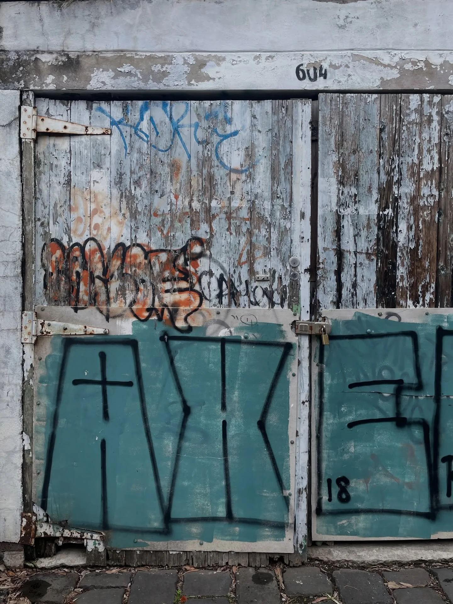 Faded timber, old hinges, and a splash of turquoise paint &mdash; the kind of laneway detail that defines the inner north.

Tagged, weathered, repaired and forgotten&hellip; but still full of character. A perfect slice of Melbourne grit.

#HiddenNort