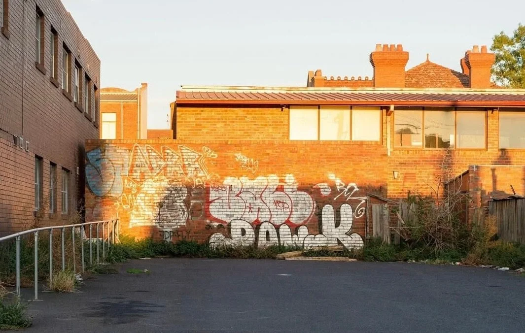 Golden hour catching the forgotten corners of Brunswick with that beautiful Melbourne light. ❤️

#HiddenNorth
#StreetsofMelbourne
#Urbanlanscape
#MelbournePhotographer
