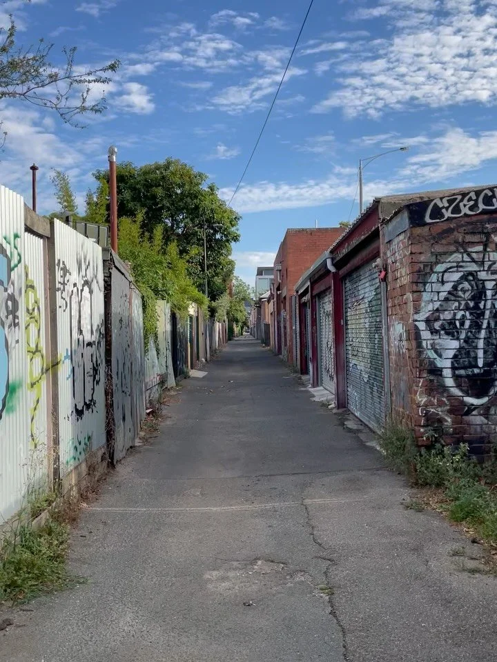 A small pocket in North Carlton.

Paint peeling, ivy creeping, roller doors holding stories. These are the corners I love most.
Blink and you miss them.

📍 North Carlton
Do you recognise this lane?

#HiddenNorth #melbournephotography #melbourne_inst