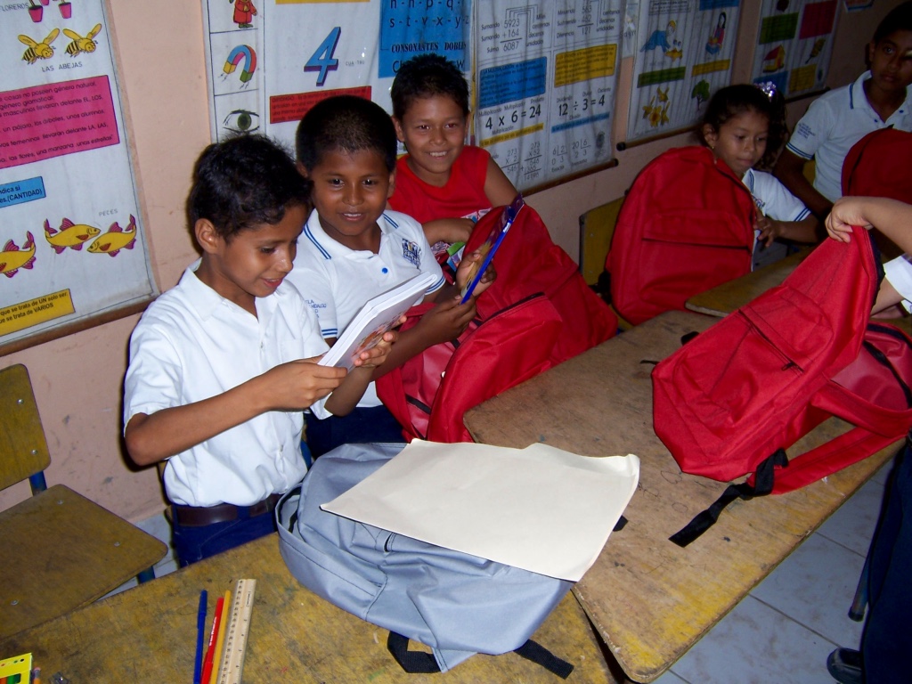 thumb_excited children  looking at the supplies in the backpacks_1024.jpg