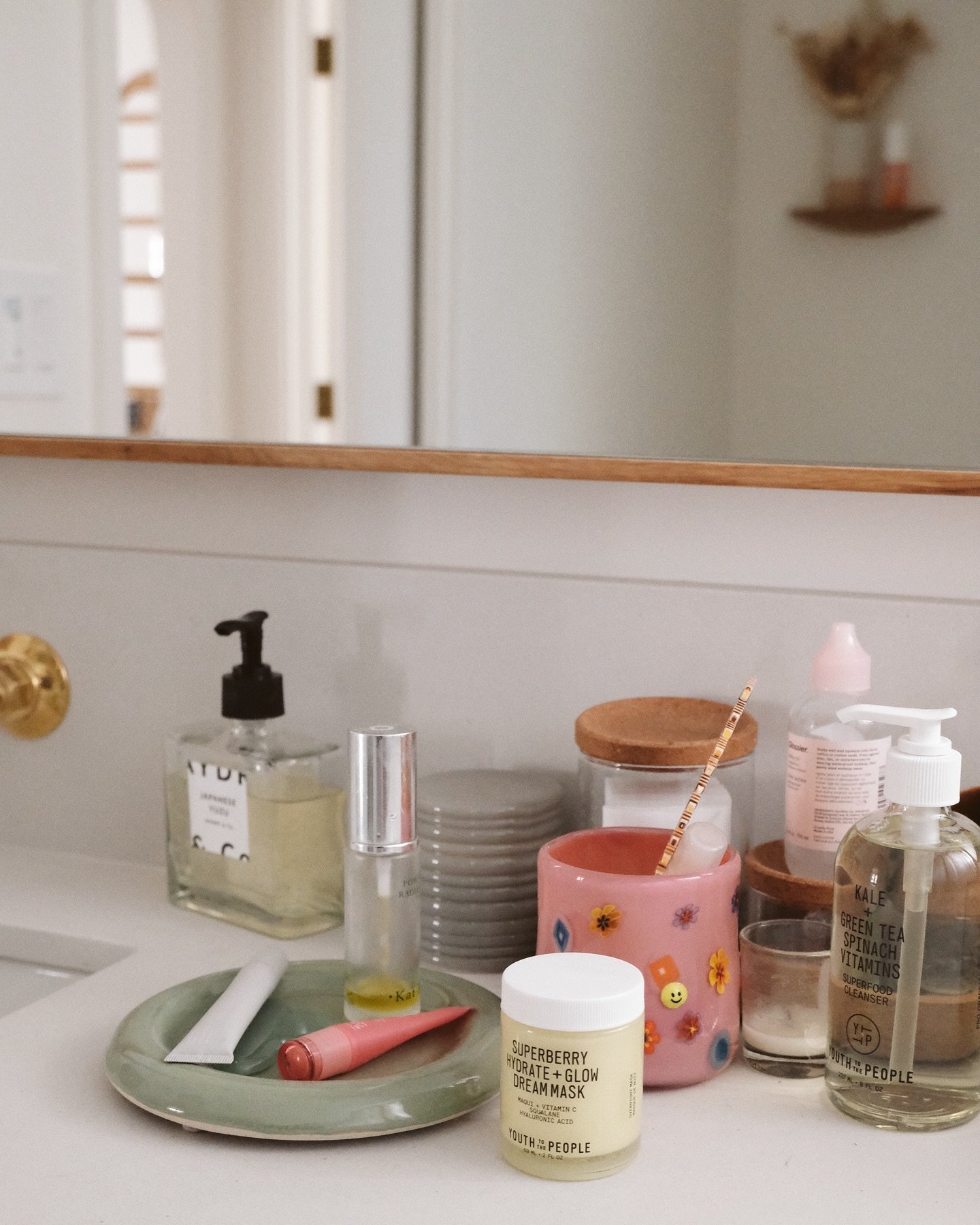 T and I are lucky to each have our own bathrooms. Which also means I got to have the girly bathroom of my dreams and it&rsquo;s full of all my cutesy things and products galore. 

🎀 🛁🧴