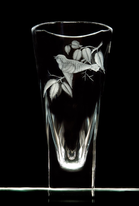 Vase hand engraved with wild bird 