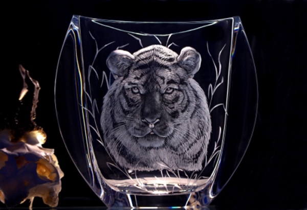 Hand engraved vase with tiger 