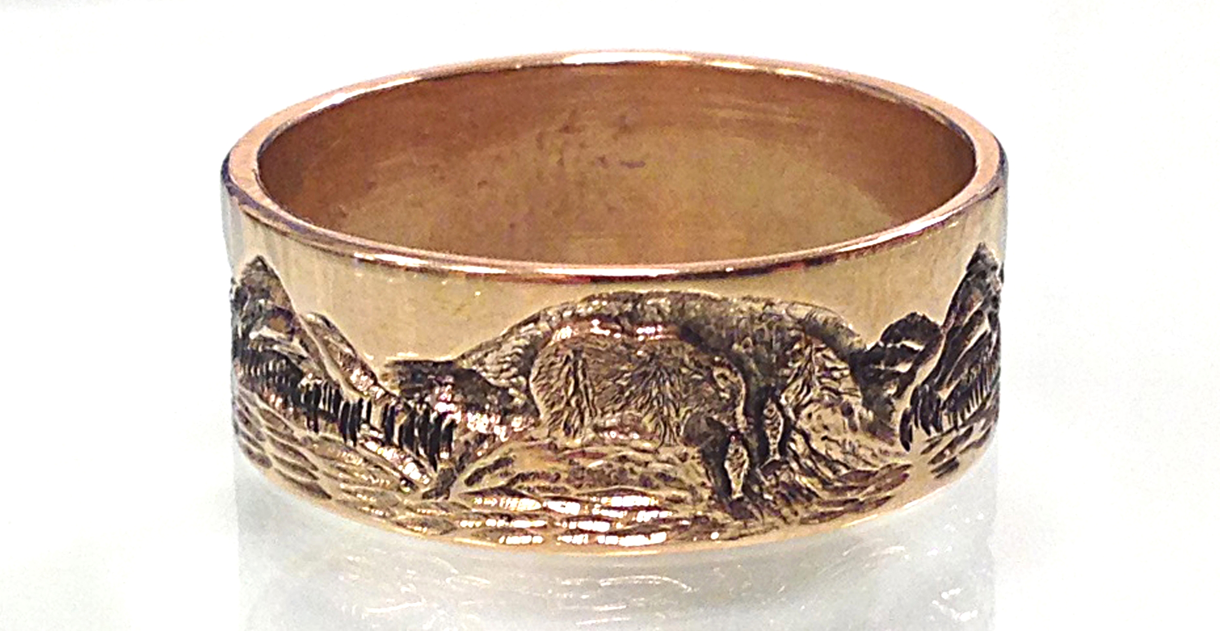 hand engraved gold ring with mountain scene and grizzly fishing