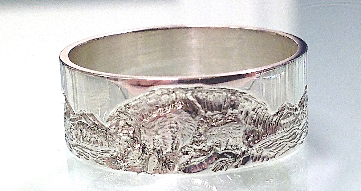 hand engraved gold ring with mountain scene and grizzly fishing