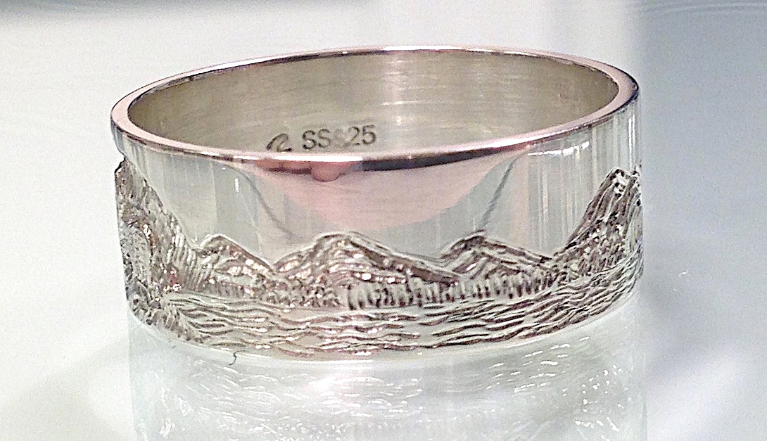 hand engraved gold ring with mountain scene and grizzly fishing