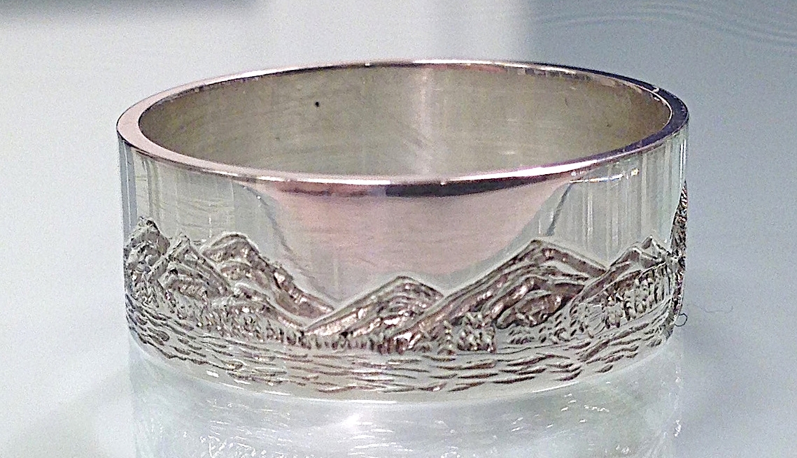 hand engraved gold ring with mountain scene and grizzly fishing