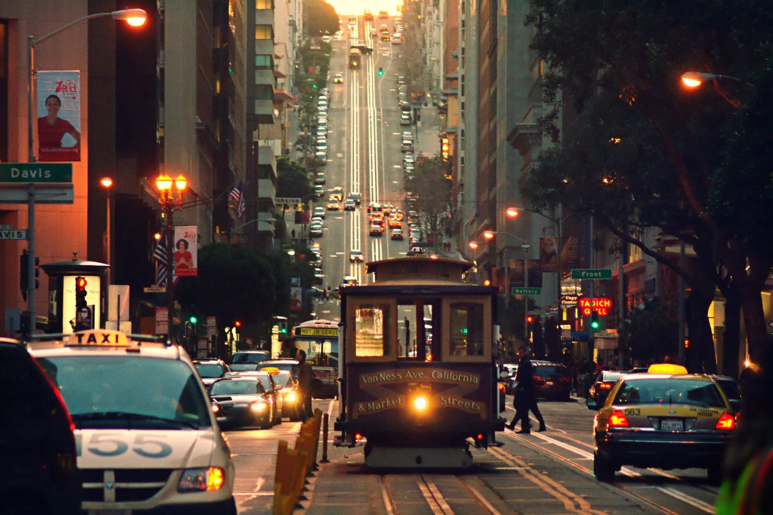 Cable_car_on_California_Street.jpg