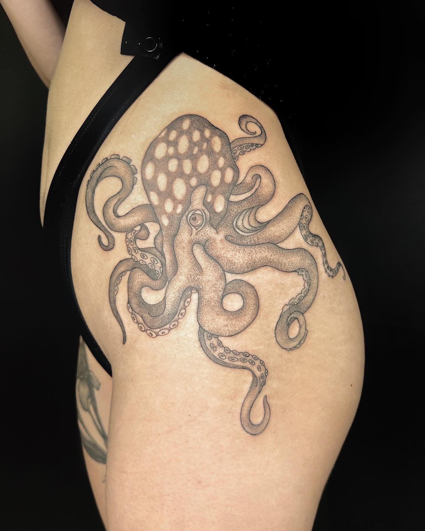 Octopus for a a wonderful return client, swipe for a healed piece from three years back. &ldquo;I once learned that an octopus has three hearts. Though I know it doesn't work quite that way, imagine how much you could love with three hearts. Getting 