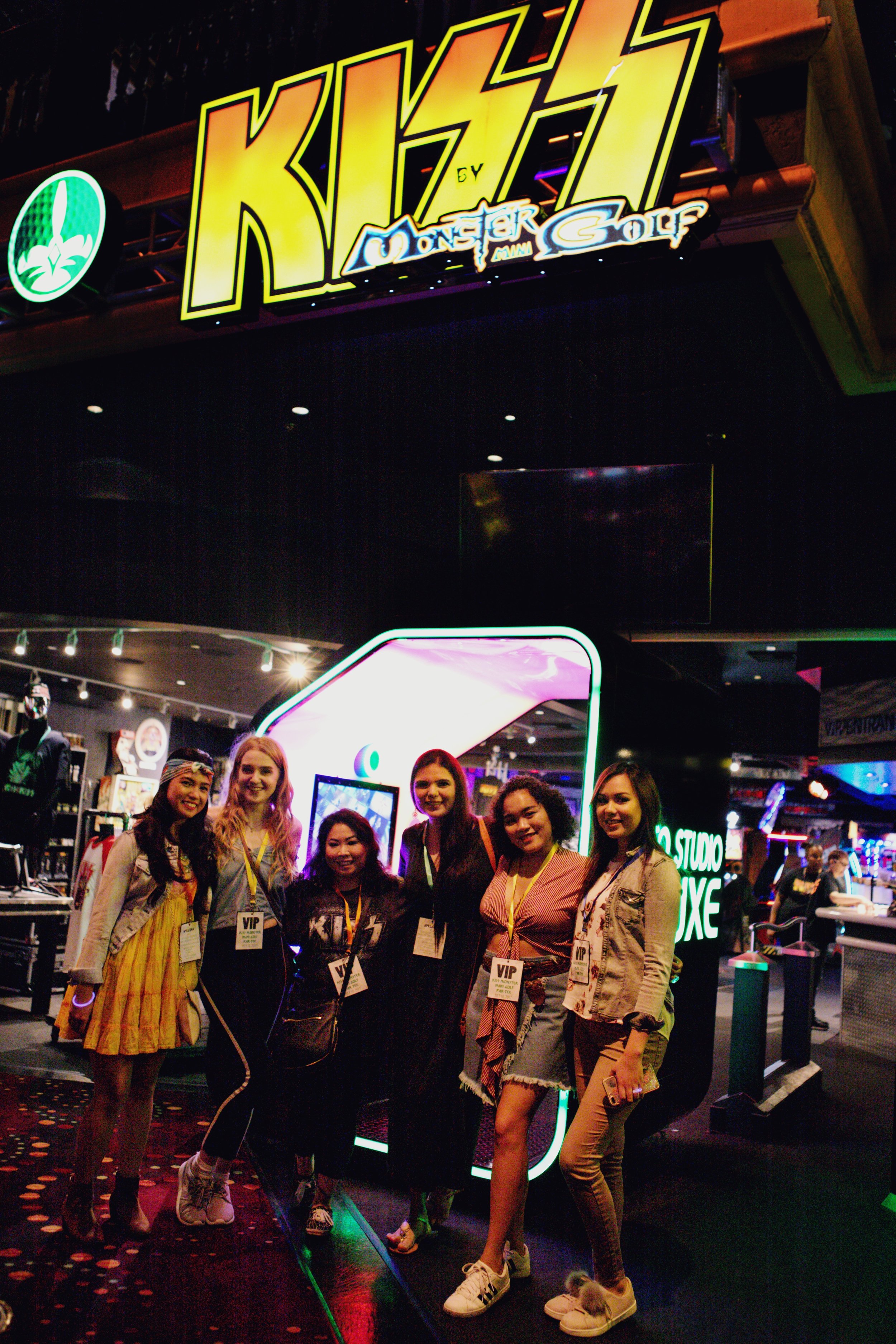 With the blogger babes (left to right, not including me): BlondeandRestless , JetsettinDaisy , DocSabrina , DaniellePerea , & AmberAllureCupcakes