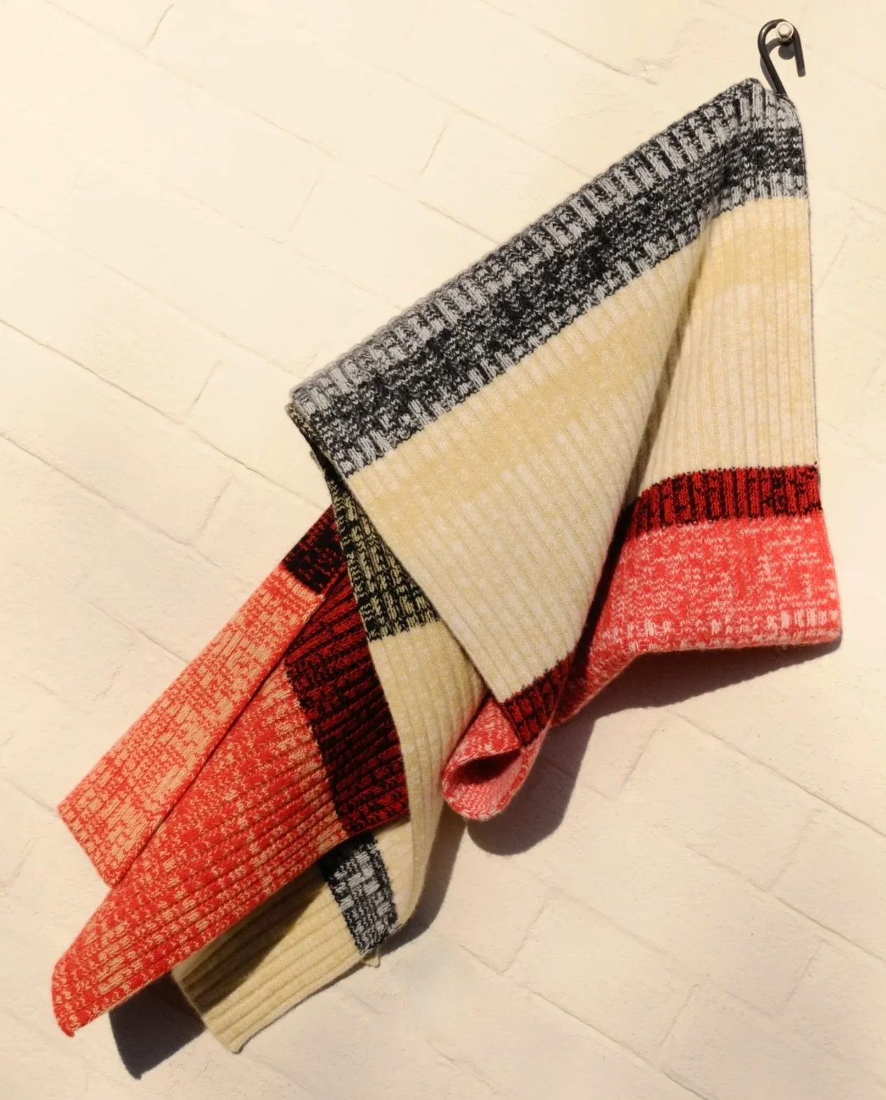 B R E T O N (iii) -  Multi.
Poppy/Pear/White/Black.