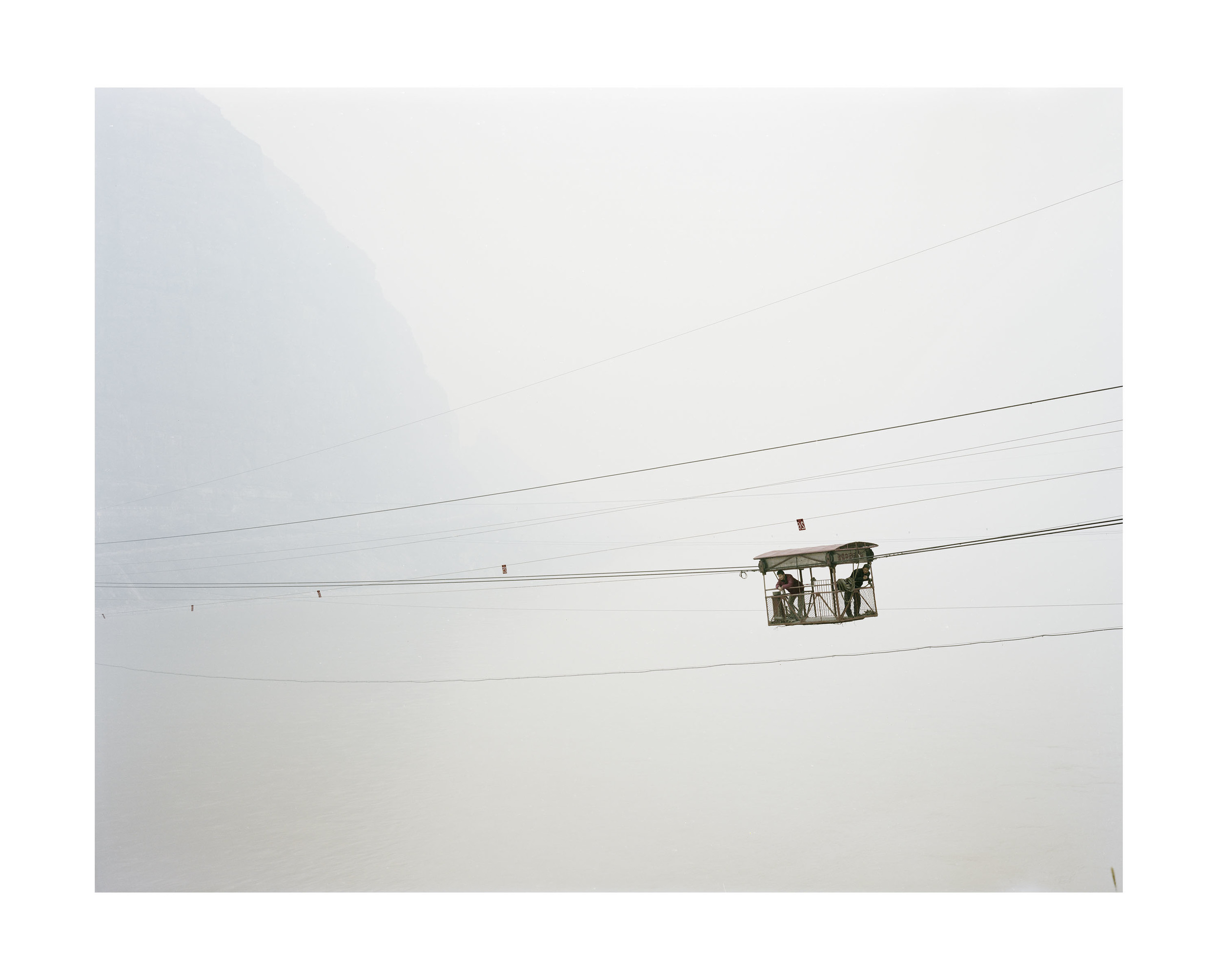  纜車上的人, 陝西, 2011 100 x 120 厘米 / 112x 138 厘米 / 140 x 168 厘米 