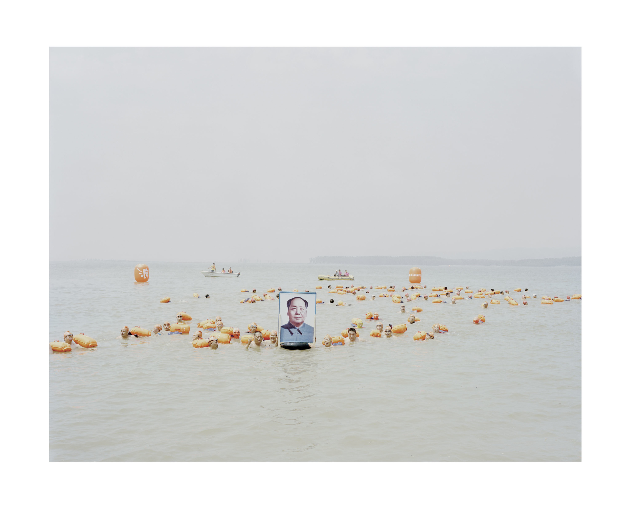  帶着毛澤東像横渡黄河的人, 河南, 2012 112x 138 厘米 / 140 x 168 厘米 