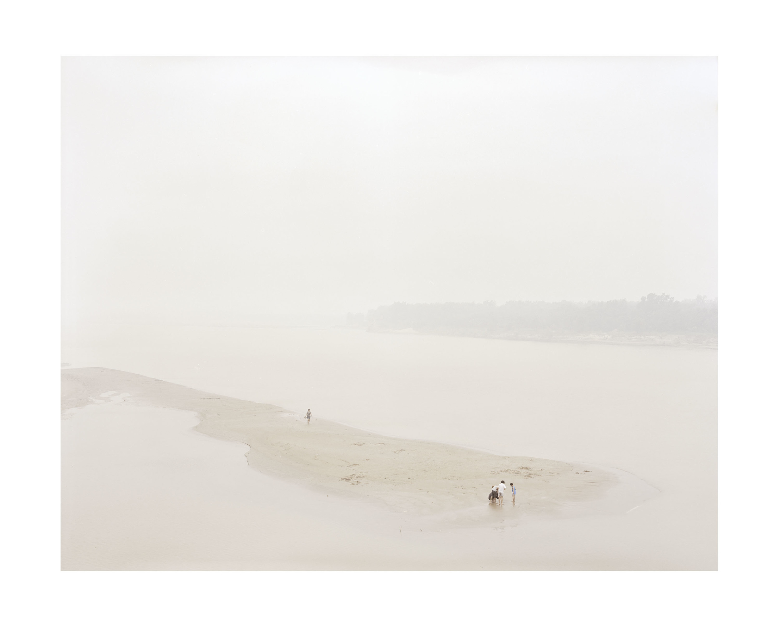  在河心玩耍的人, 山東, 2011 100 x 120 厘米 / 112x 138 厘米 / 140 x 168 厘米 