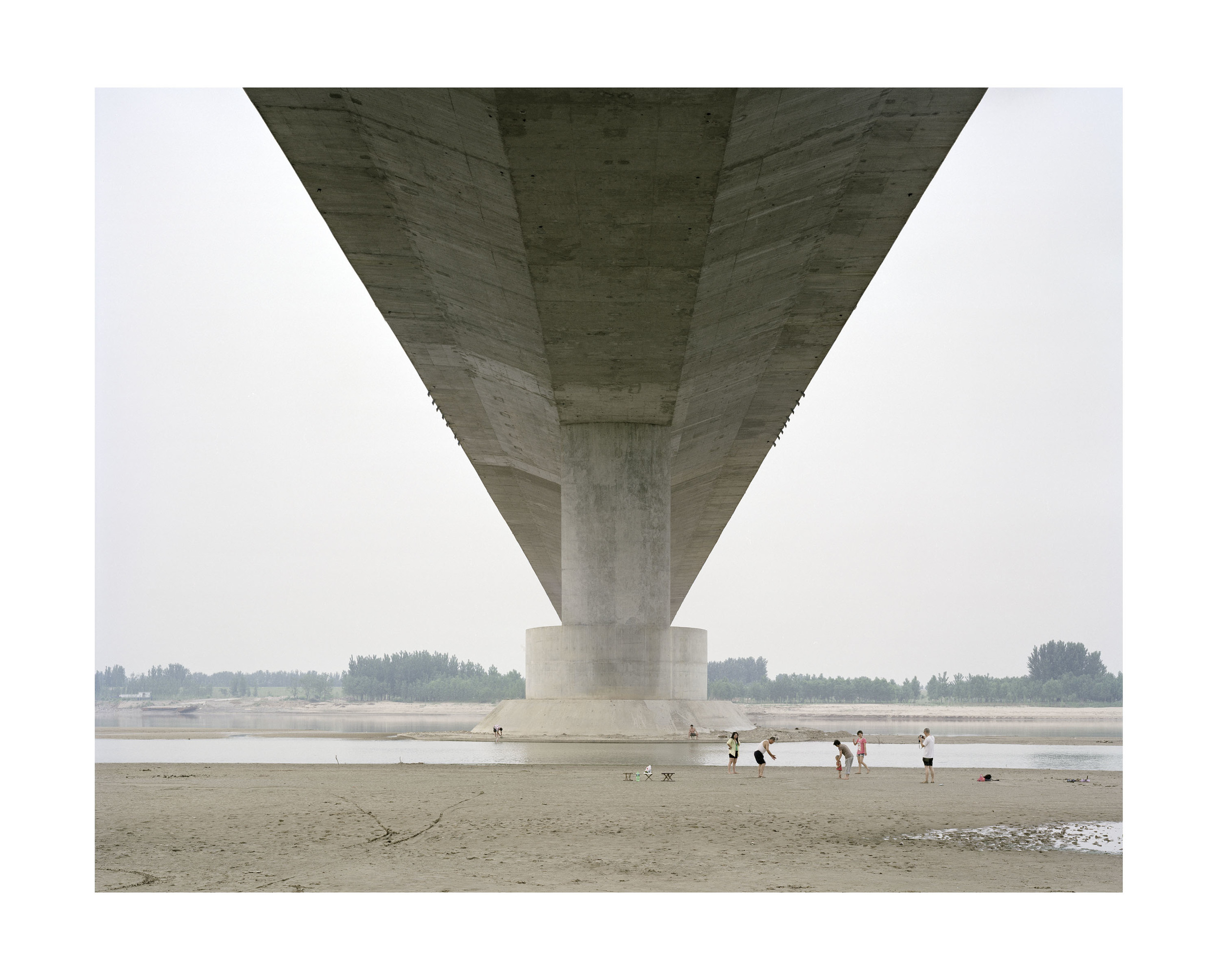 橋下度週末的一家人, 山東, 2011 100 x 120 厘米 / 112x 138 厘米 / 140 x 168 厘米 
