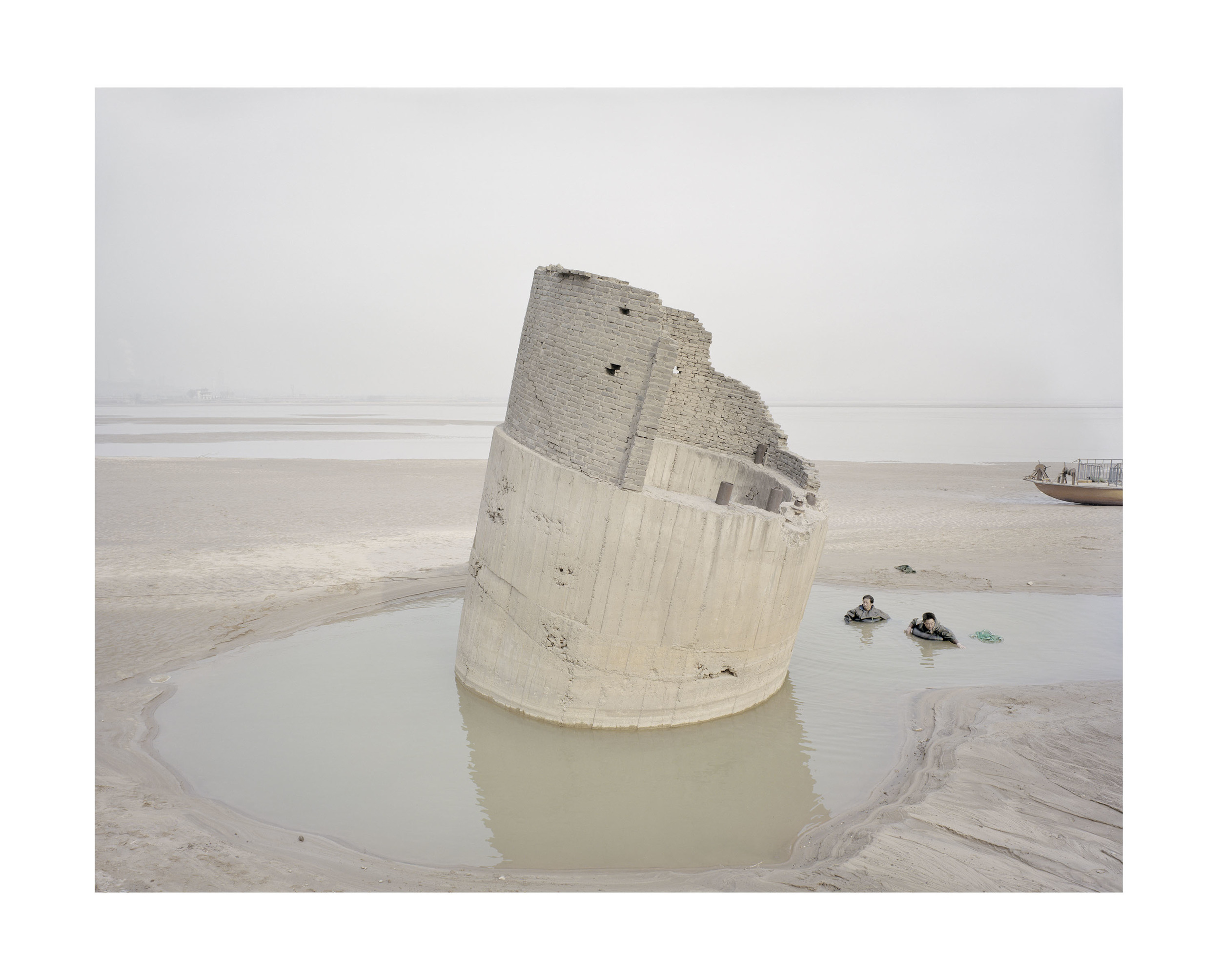  河邊捕魚的人, 陝西, 2012 100 x 120 厘米 / 112x 138 厘米 / 140 x 168 厘米 