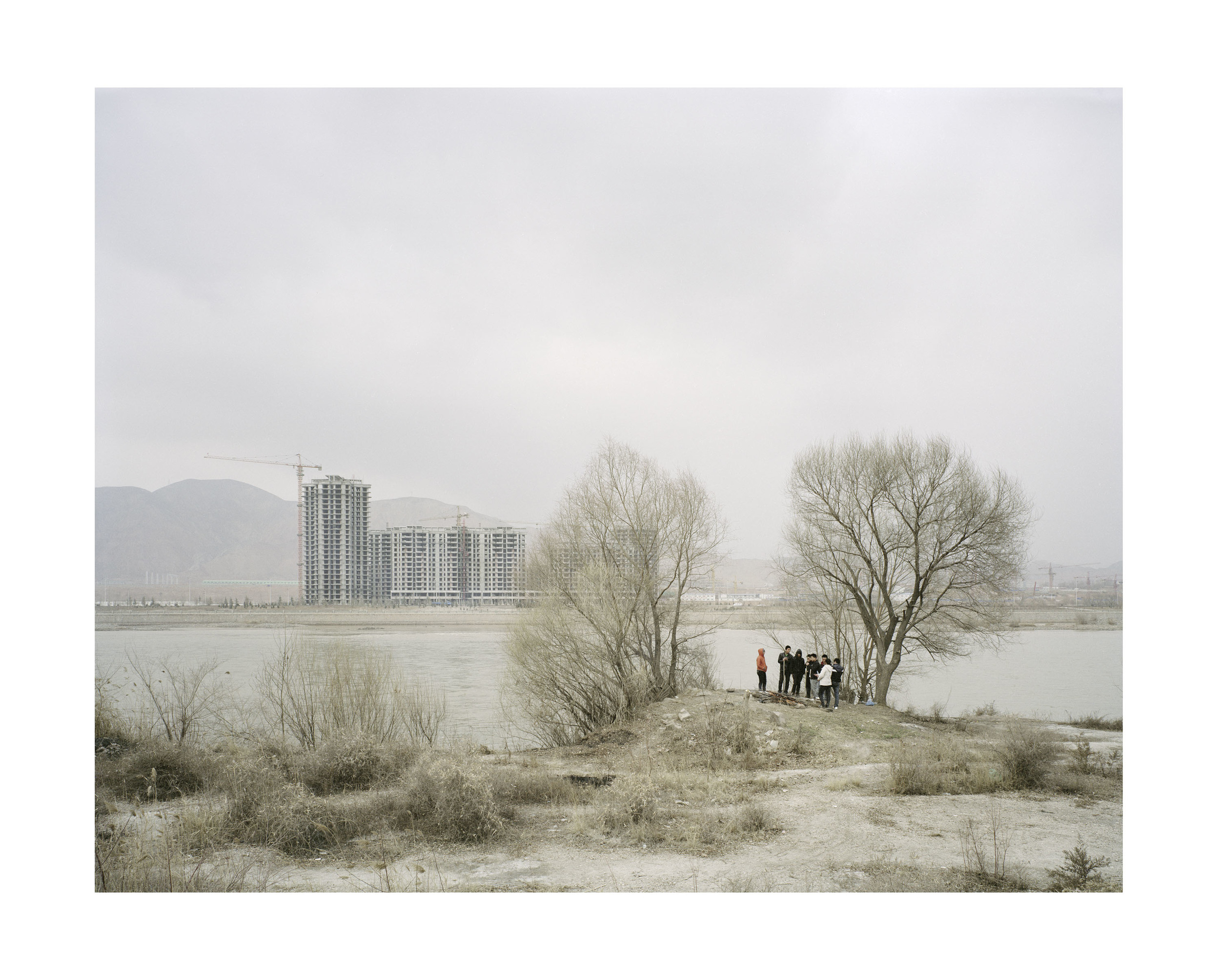  樹下烤火的人, 甘肅, 2010 100 x 120 厘米 / 112x 138 厘米 / 140 x 168 厘米