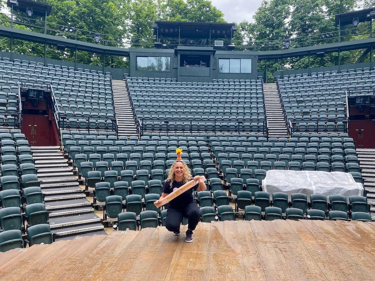 🥳 weekend of birthday shows 🥳 last year at Wales Millenium Centre and this year spending my 30th at @regentsparkoat ✨ two shows today on the funniest show out there @shuckedmusical and a day tomorrow for the Family Takeover and Shakespeare For Ever